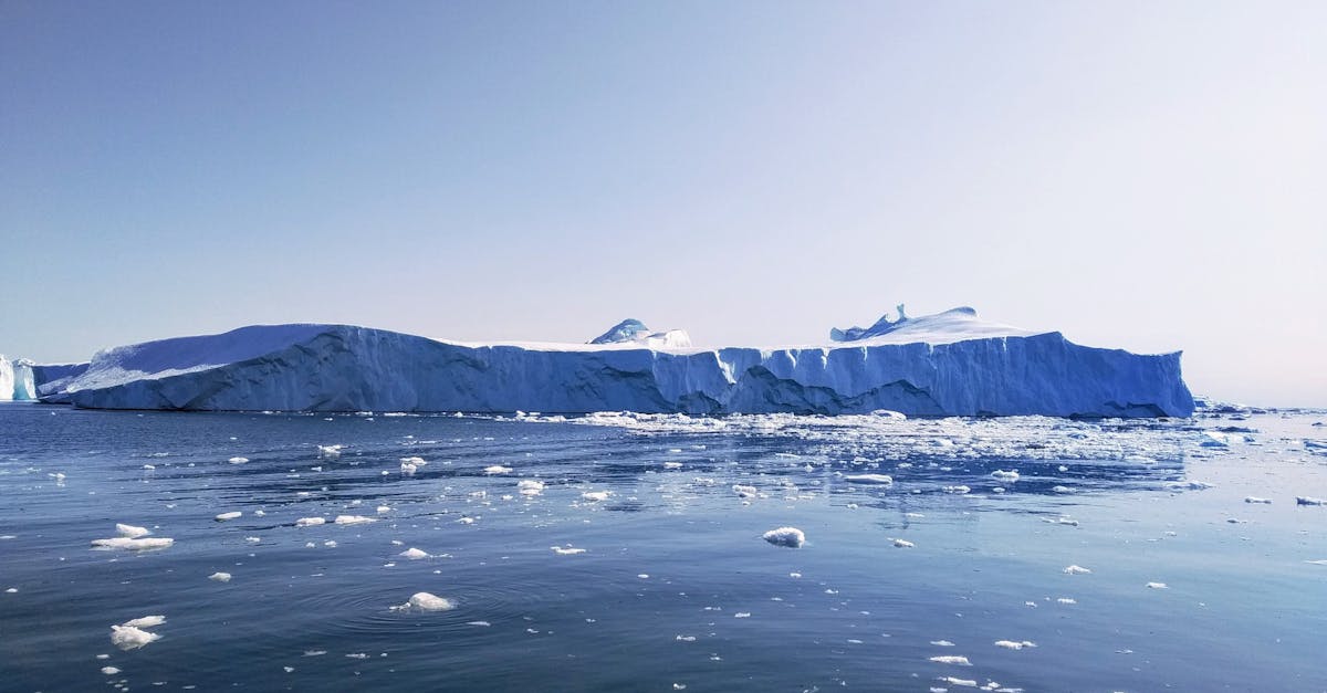 découvrez les enjeux liés à l'élévation du niveau de la mer, ses causes, ses impacts sur l'environnement et les populations, ainsi que les solutions pour y faire face dans un contexte de changement climatique.