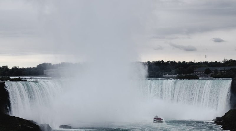 découvrez l'hydroélectricité, une source d'énergie renouvelable et durable qui utilise la puissance de l'eau pour générer de l'électricité. explorez ses avantages, son fonctionnement et son impact sur l'environnement.