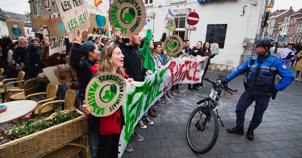 découvrez l'importance de la justice climatique, un mouvement qui vise à garantir que les droits des populations vulnérables soient respectés dans la lutte contre le changement climatique. explorez les actions et les initiatives pour un avenir plus équitable et durable pour tous.