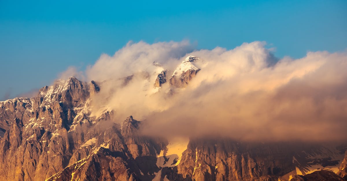 découvrez l'étude approfondie du climat et des phénomènes météorologiques à travers la climatologie. explorez les interactions entre l'atmosphère, les océans et la terre, ainsi que les implications du changement climatique sur notre environnement.