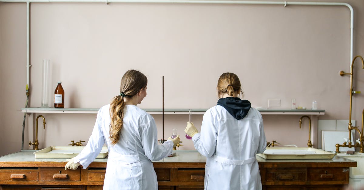 découvrez notre sélection de vestes blanches élégantes et professionnelles, idéales pour le milieu médical et scientifique. alliant confort et style, nos manteaux blancs sont conçus pour vous accompagner tout au long de votre journée de travail.