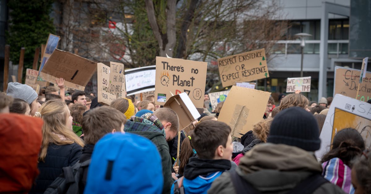 découvrez comment la démocratie environnementale transforme la gestion des ressources naturelles, favorise la participation citoyenne et promeut des politiques durables pour un avenir respectueux de l'environnement.