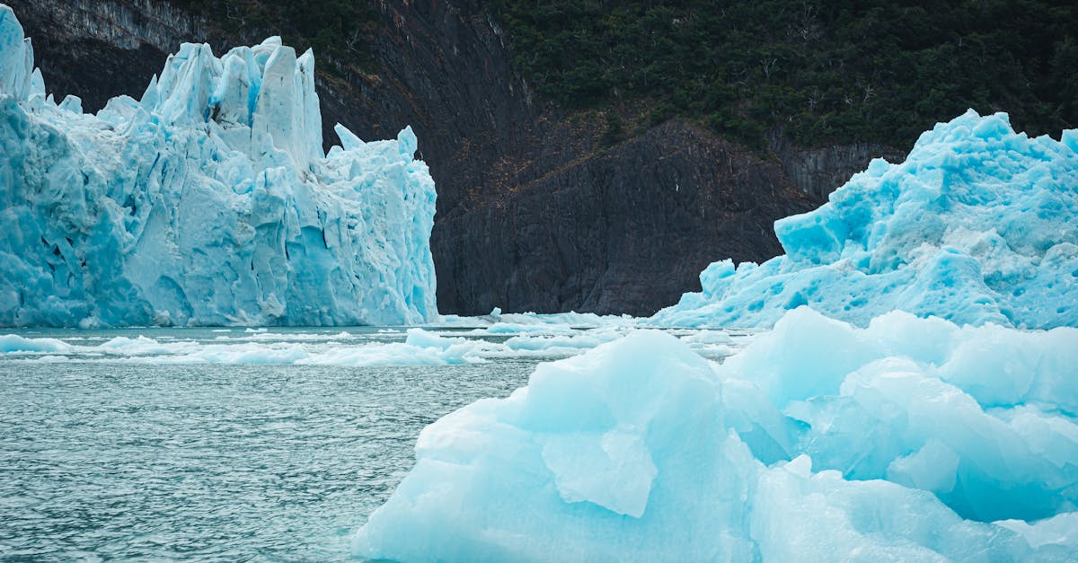 découvrez le permafrost, ce sol gelé qui joue un rôle crucial dans le climat de notre planète. apprenez comment il influence les écosystèmes, les infrastructures et le réchauffement climatique, ainsi que les défis qu'il pose à l'avenir.