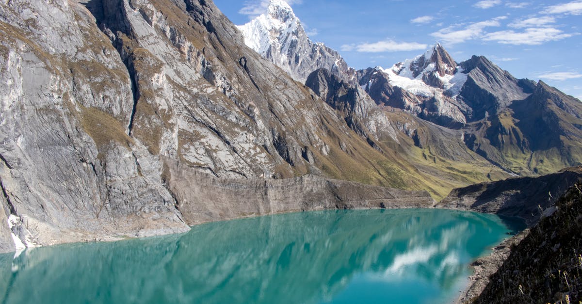 découvrez les mécanismes fascinants des dynamiques des glaciers, leur impact sur notre climat et l'environnement, ainsi que les recherches actuelles sur la transformation des glaces à travers le temps.